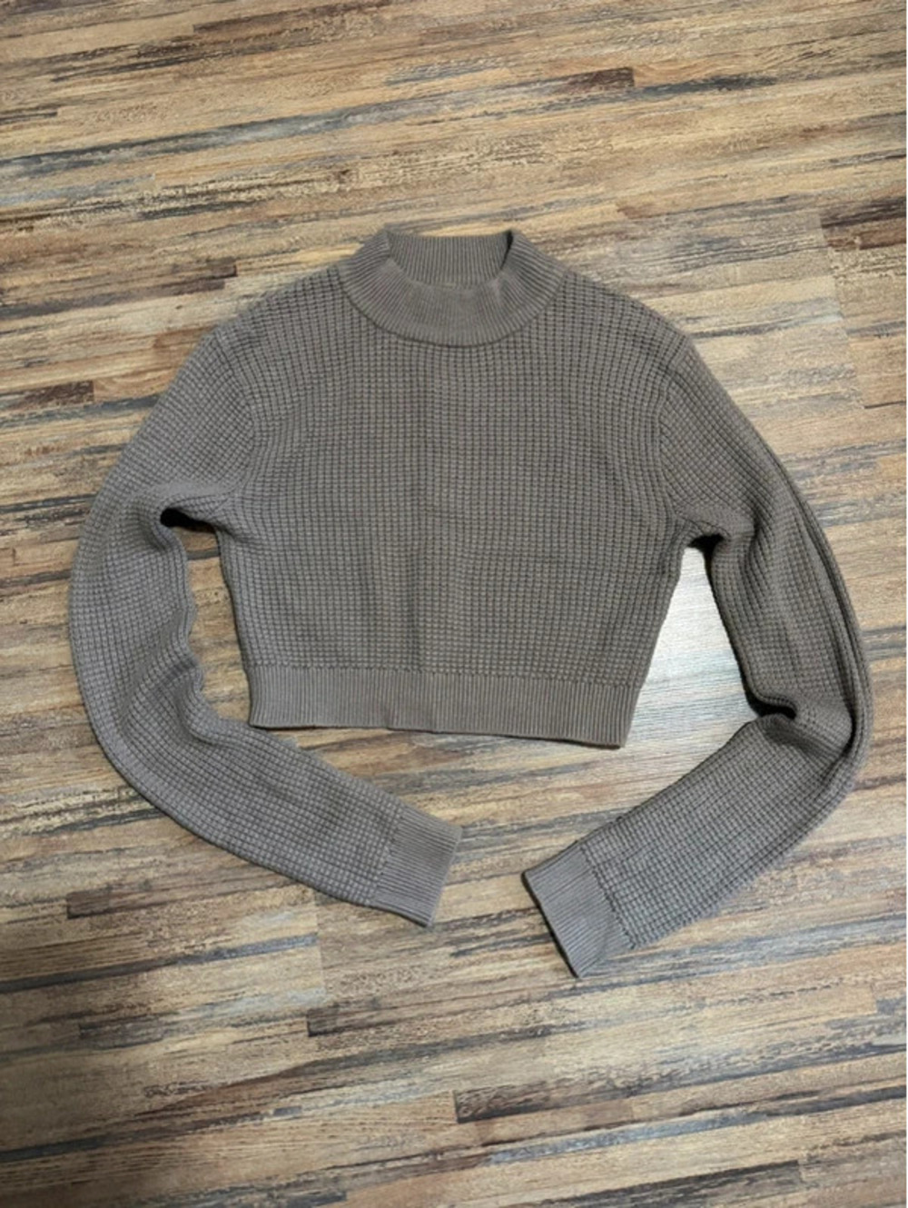 Garage cropped sweater long sleeve size small